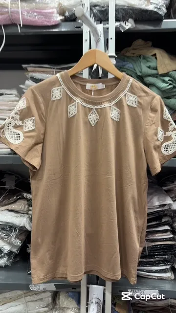 Remera Bordada Amplia - Video 9