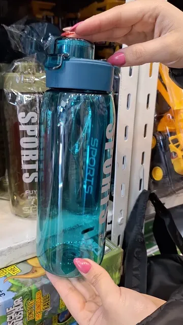 Botella Deportiva 950ml Transparente Color con Correa - Video 6