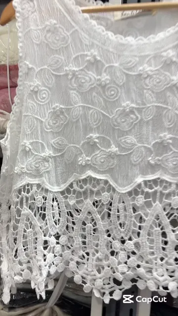 Blusa Blanca con Bordado Floral y Encaje Calado - Video 4