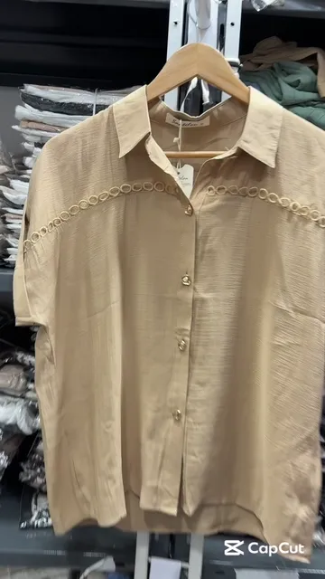 Blusa Hombro Caído con Botones Dorados - Video 7